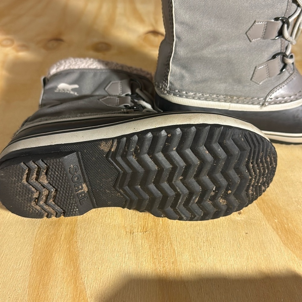 Sorel winter Gray and Black Waterproof Boots Size 3 - Picture 6 of 12